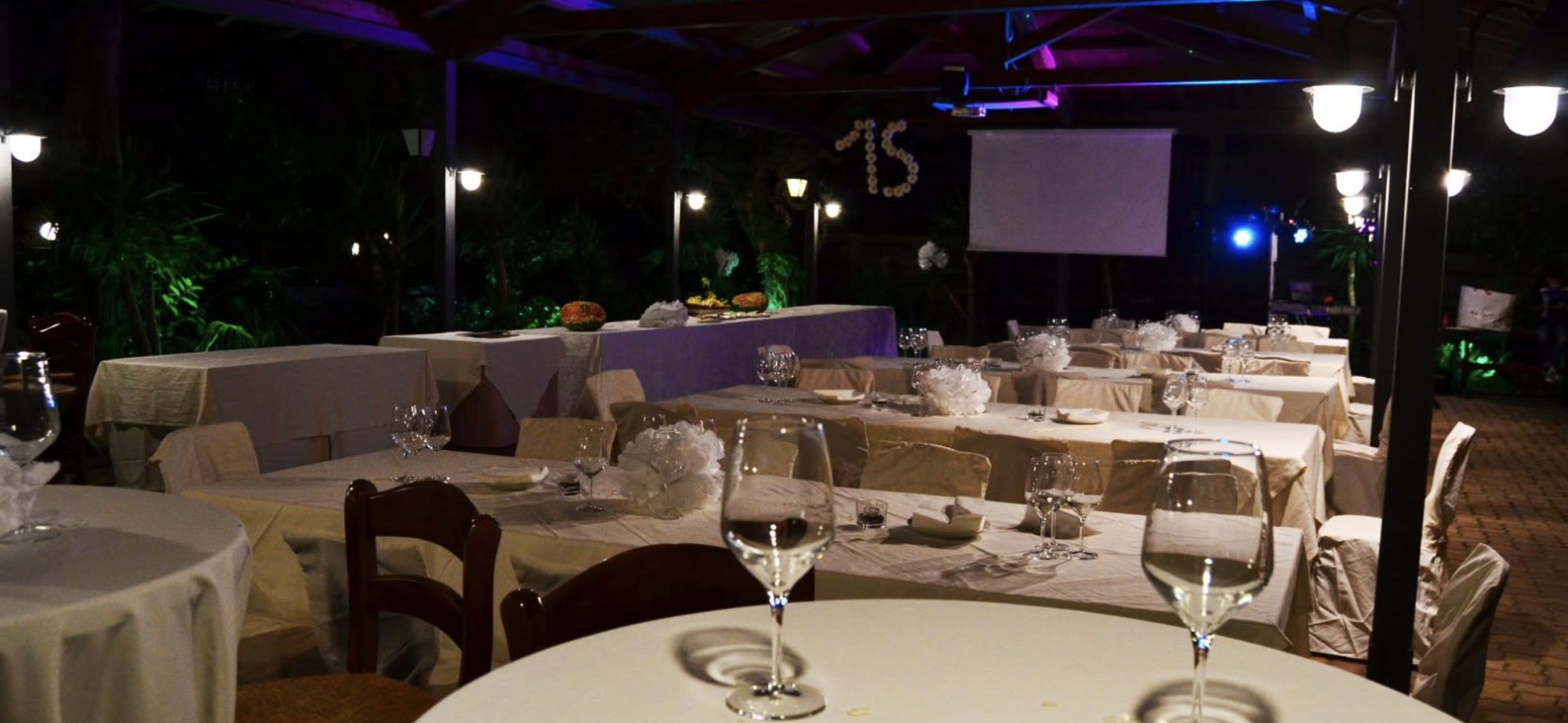 La terrazza allestita per un ricevimento