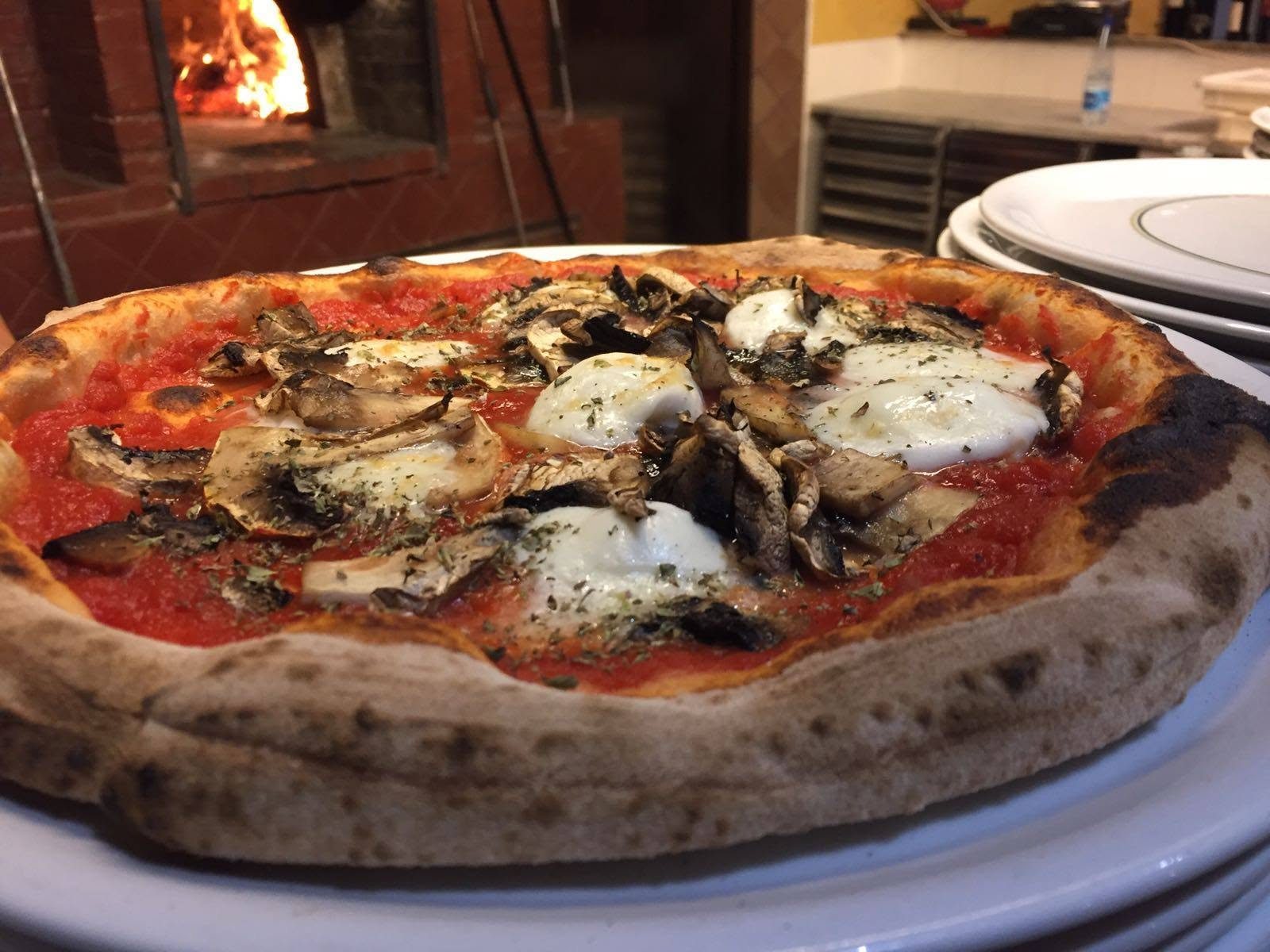 Una pizza appena sfornata